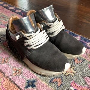 Esse ut Esse tennis shoes